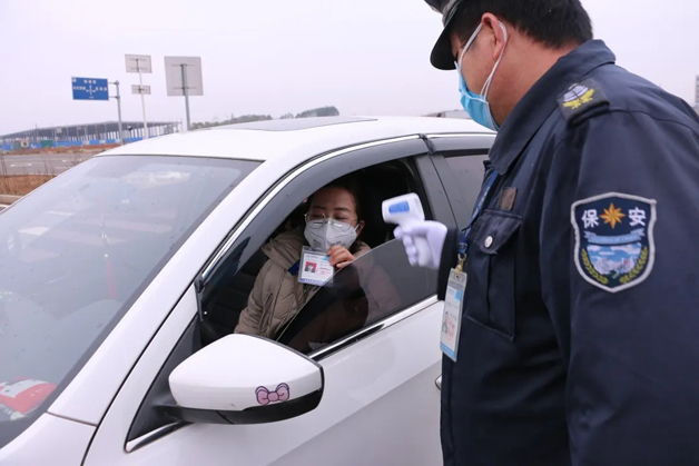 最美“敬業?！必瓚稹耙摺睆凸?后勤保障溫暖護航