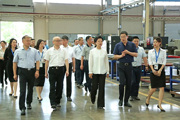 湘潭市委副書記、市政府黨組書記、市長張迎春一行蒞臨威勝電氣調研指導